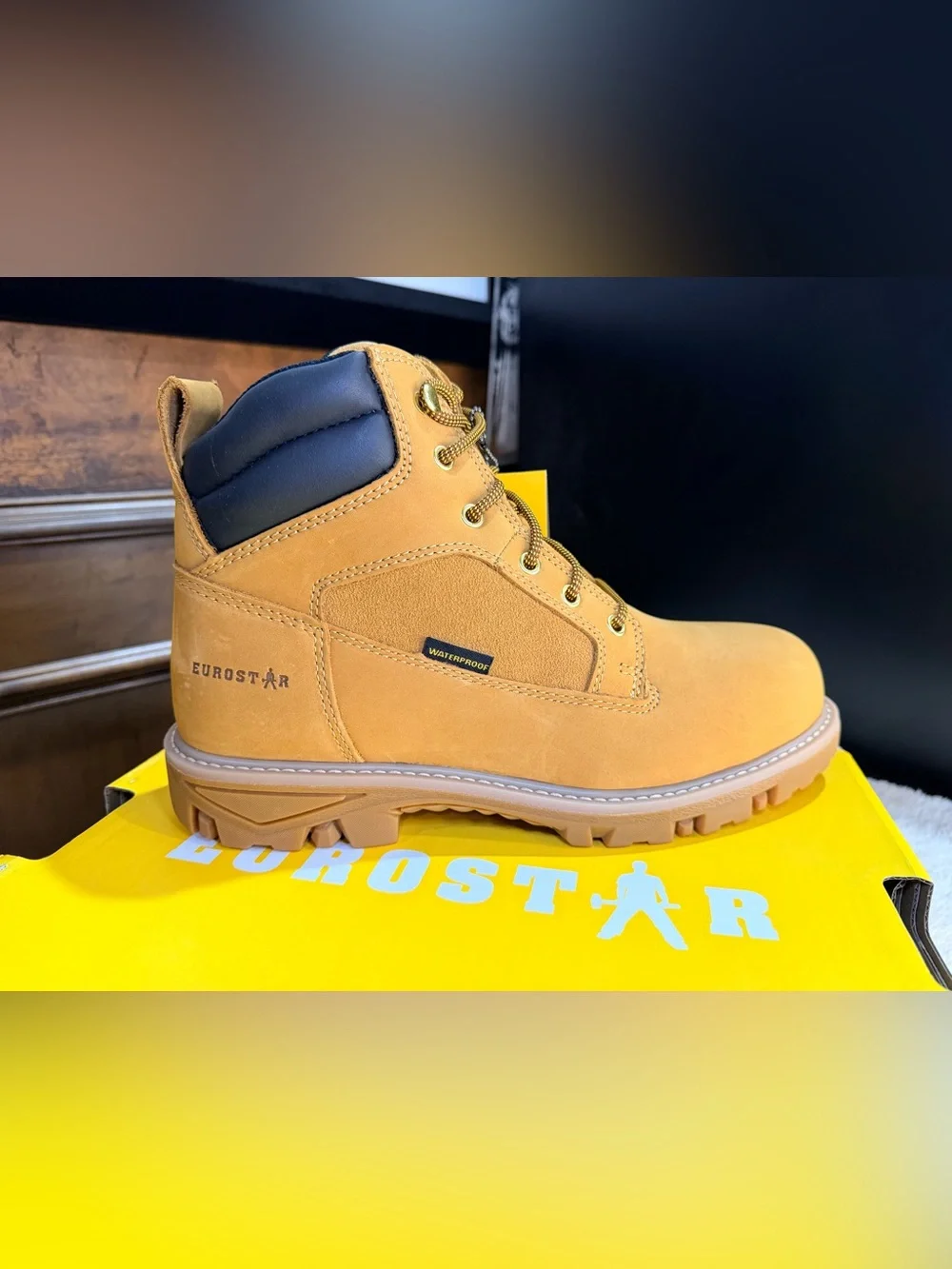 947. NIB Men's Tan Lace-Up Work Boots with Padded Black Collar